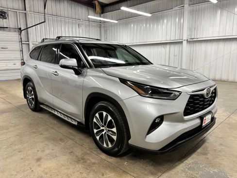 Certified 2021 Toyota Highlander XLE FWD image 1