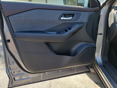 Used 2023 Nissan Rogue SV FWD image 16