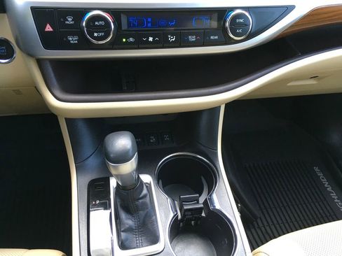 Used 2019 Toyota Highlander Limited AWD/4WD image 18