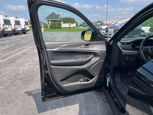 New 2025 Jeep Grand Cherokee L Limited w/ Black Appearance Package image 24