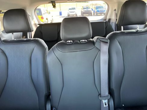 Used 2023 Kia Carnival EX FWD image 22