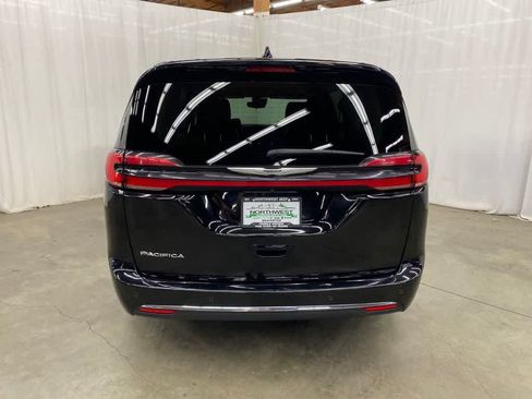 Used 2024 Chrysler Pacifica Touring-L FWD image 5