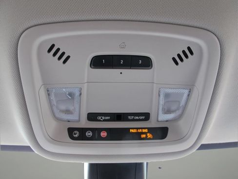 Used 2021 Chevrolet Traverse LT w/ LT Premium Package FWD image 20