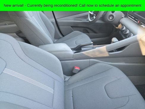 Used 2023 Hyundai Elantra SE w/ Preferred Accessory Package image 8
