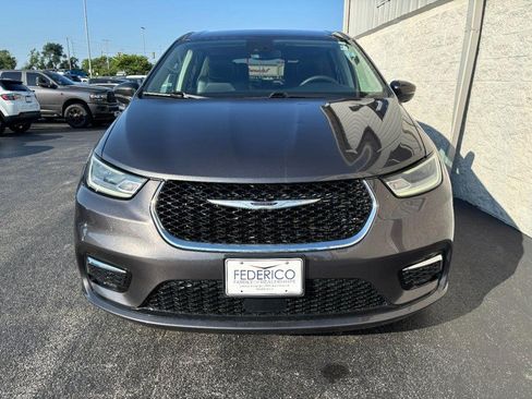 Used 2023 Chrysler Pacifica Touring-L FWD image 11