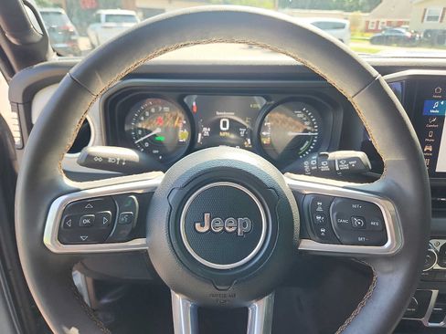 Used 2024 Jeep Wrangler Unlimited Sahara AWD/4WD image 18