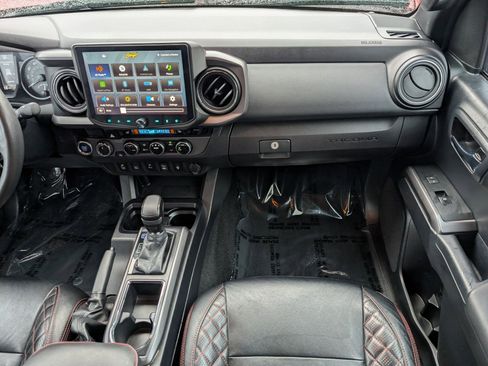 Used 2017 Toyota Tacoma TRD Off-Road w/ Premium & Technology Package AWD/4WD image 28