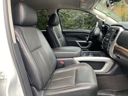 Used 2019 Nissan Titan SL w/ Chrome Package image 31