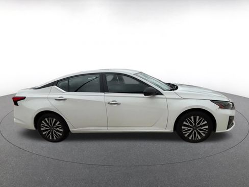 Used 2025 Nissan Altima 2.5 SV FWD image 16