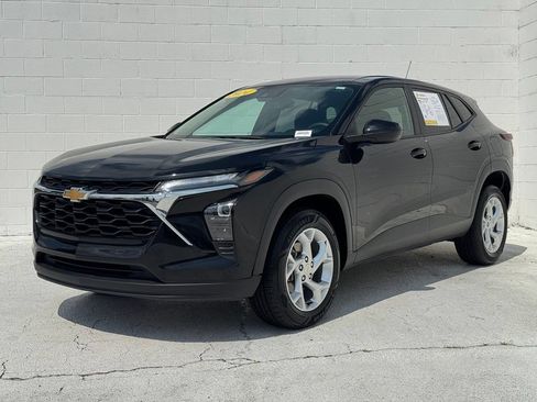 Used 2024 Chevrolet Trax LS w/ LS Convenience Package FWD image 9