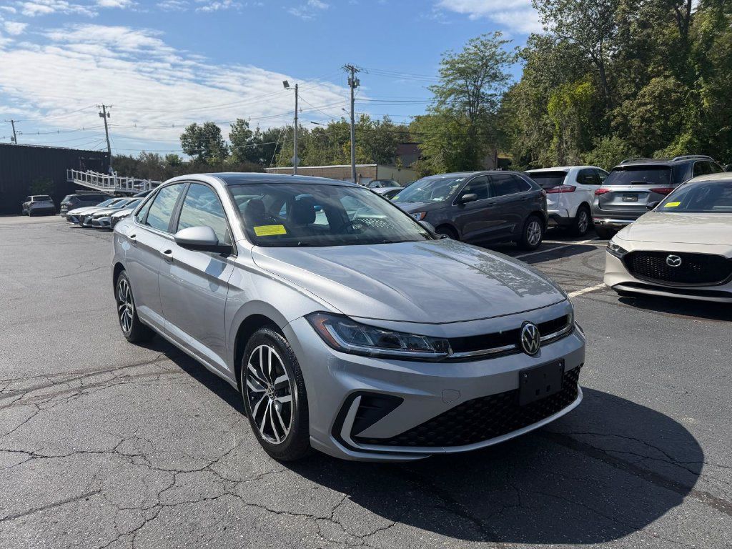 Used 2025 Volkswagen Jetta SE FWD image 7