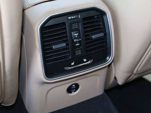 Certified 2026 Porsche Macan AWD/4WD image 23