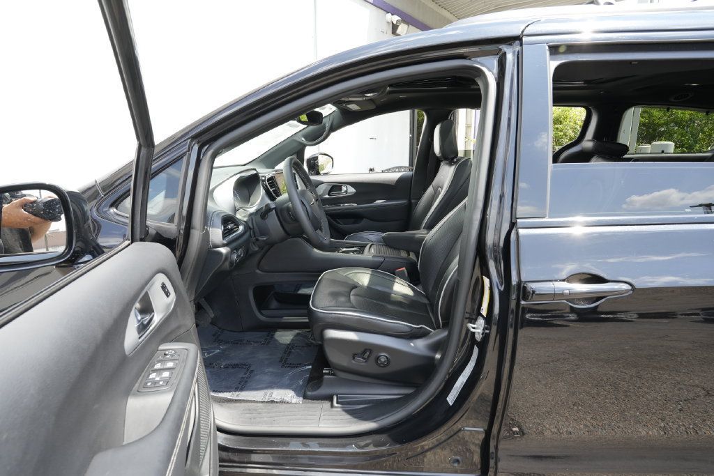 Used 2025 Chrysler Pacifica Limited FWD image 17