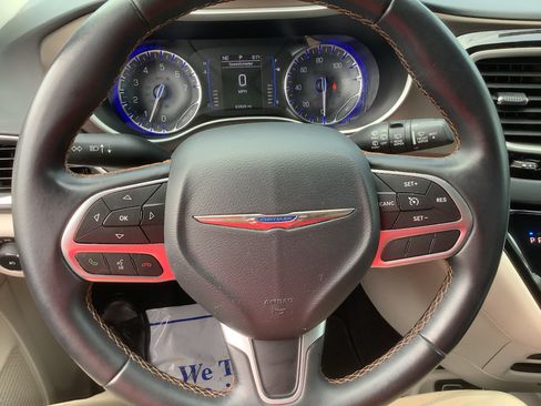 Used 2017 Chrysler Pacifica Touring-L FWD image 14