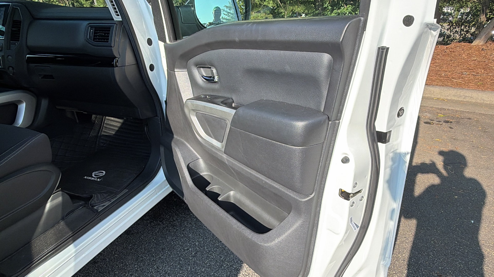 Used 2024 Nissan Titan SV AWD/4WD image 20