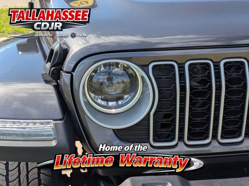 Used 2025 Jeep Wrangler Unlimited Sahara AWD/4WD image 9