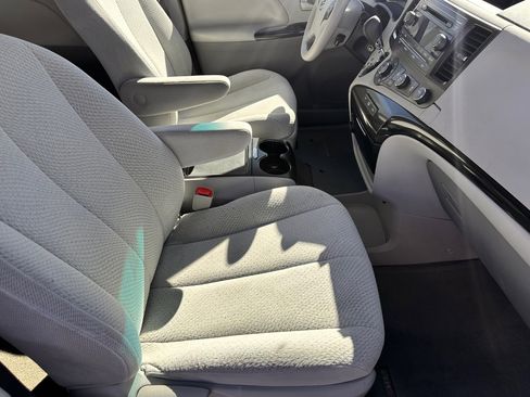 Used 2012 Toyota Sienna LE image 11
