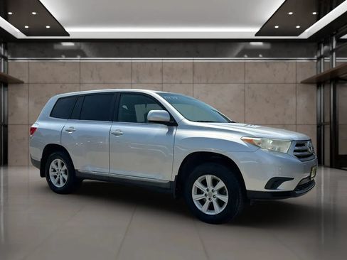 Used 2013 Toyota Highlander FWD image 3