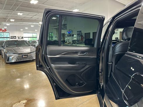 Used 2025 Jeep Grand Cherokee Limited AWD/4WD image 36
