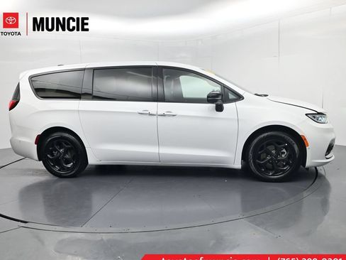 Used 2024 Chrysler Pacifica Limited FWD image 1