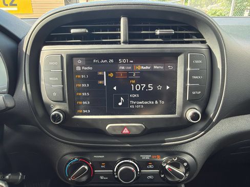 Used 2025 Kia Soul LX w/ LX Technology Package FWD image 17