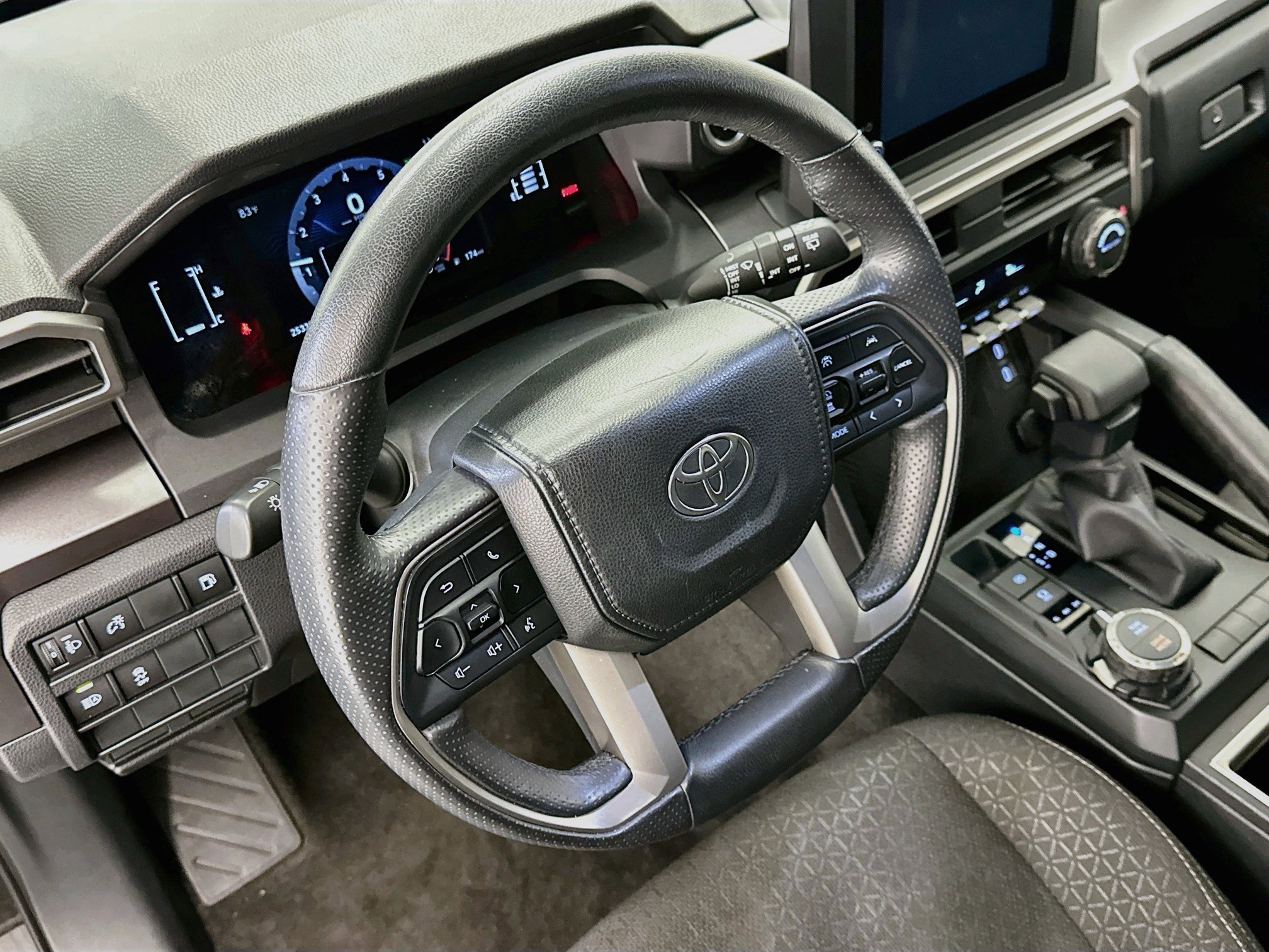 Used 2025 Toyota 4Runner SR5 AWD/4WD image 18