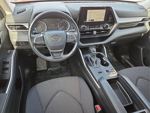 Used 2024 Toyota Highlander LE image 19