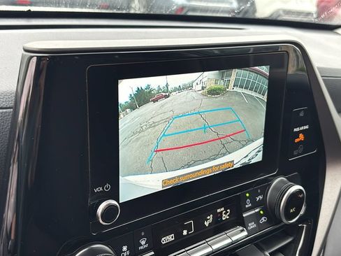 Used 2025 Toyota Highlander LE AWD/4WD image 21