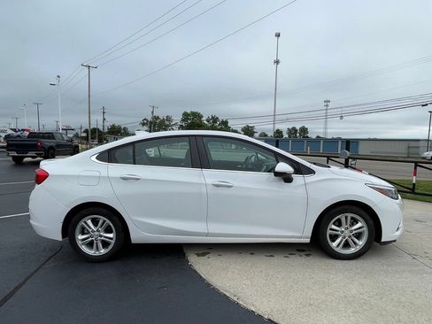 Used 2017 Chevrolet Cruze LT w/ Convenience Package FWD image 8