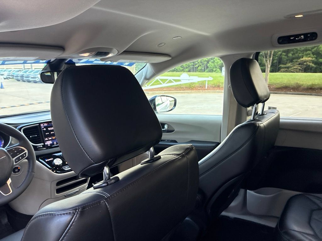 Used 2024 Chrysler Pacifica Touring-L FWD image 17