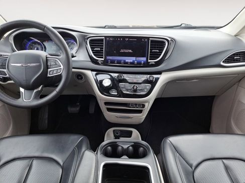 Used 2023 Chrysler Pacifica Touring-L FWD image 10