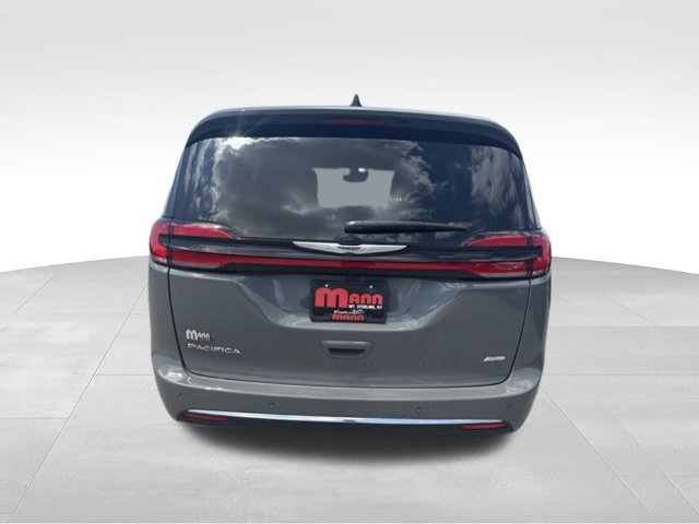 Used 2025 Chrysler Pacifica Select AWD/4WD image 11