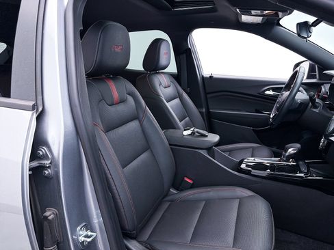 Used 2024 Chevrolet Trax RS w/ Sunroof Package FWD image 33