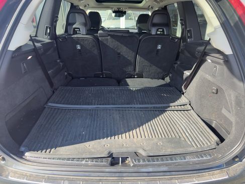 Certified 2022 Volvo XC90 T6 Momentum w/ Climate Package image 7