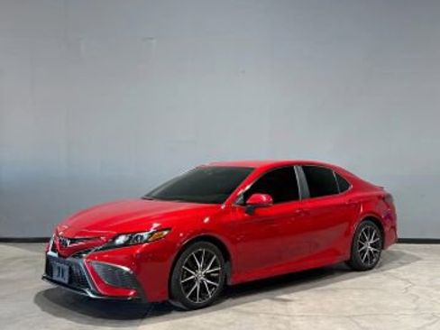 Used 2021 Toyota Camry SE image 1
