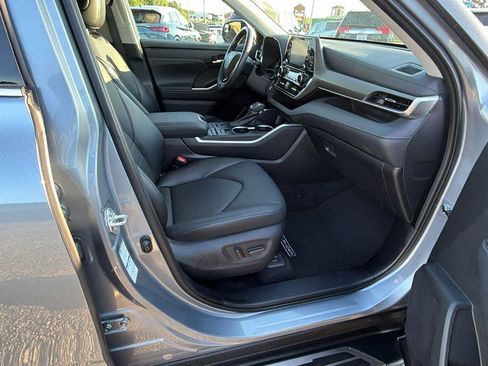 Used 2021 Toyota Highlander XLE image 17