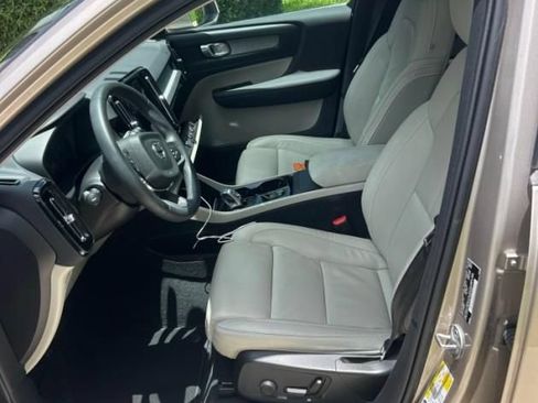 Used 2024 Volvo XC40 B5 Plus AWD/4WD image 3