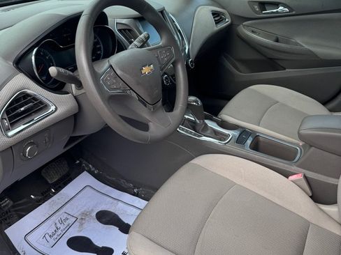 Used 2017 Chevrolet Cruze LT w/ Convenience Package FWD image 9