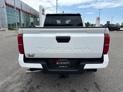 Used 2026 Toyota Tacoma SR5 AWD/4WD image 9