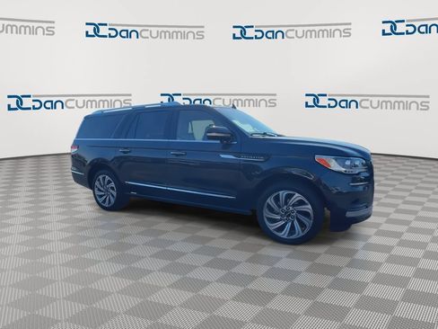 Used 2022 Lincoln Navigator L Reserve AWD/4WD image 2