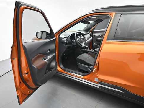 Used 2023 Nissan Kicks SR FWD image 9