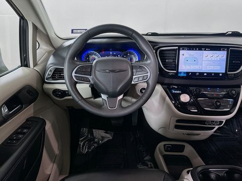 Used 2023 Chrysler Pacifica Touring-L image 20