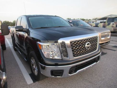 Used 2018 Nissan Titan SV AWD/4WD image 1