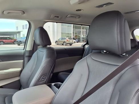Used 2026 Kia Carnival EX FWD image 24