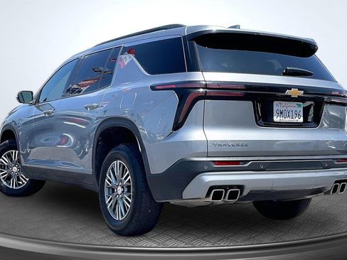 Used 2024 Chevrolet Traverse LT FWD image 2