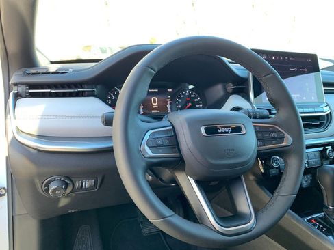 Used 2025 Jeep Compass Limited image 34