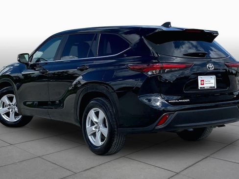 Used 2025 Toyota Highlander LE FWD image 12