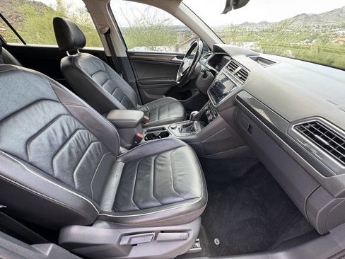 Used 2018 Volkswagen Tiguan SEL Premium w/ 3rd Row Seat Package image 9