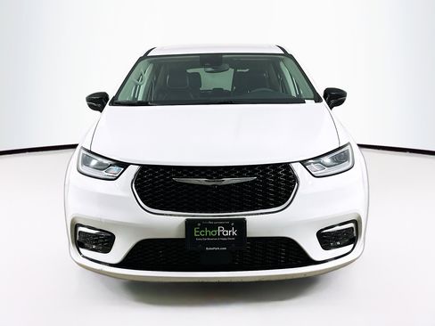 Used 2024 Chrysler Pacifica Touring-L FWD image 2