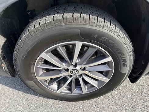 Used 2019 Toyota Highlander XLE image 11